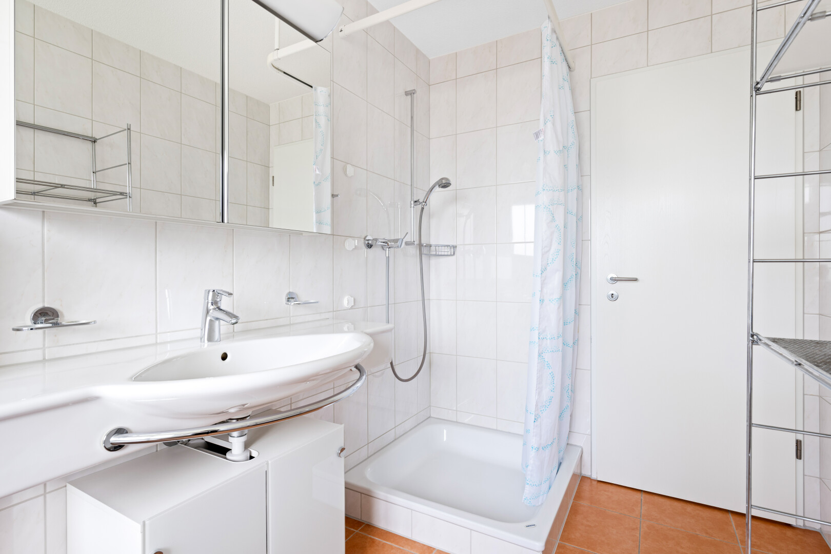 bad mit spiegel, komplettes badezimmer, dusche, inside property, und fliesenwand