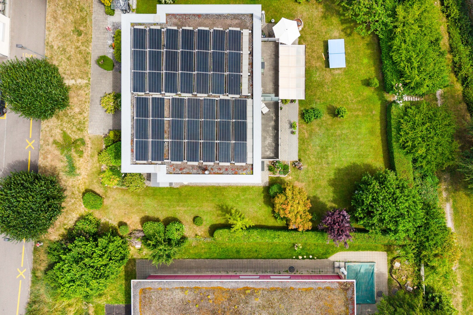 außenansicht mit aerial view und solaranlage