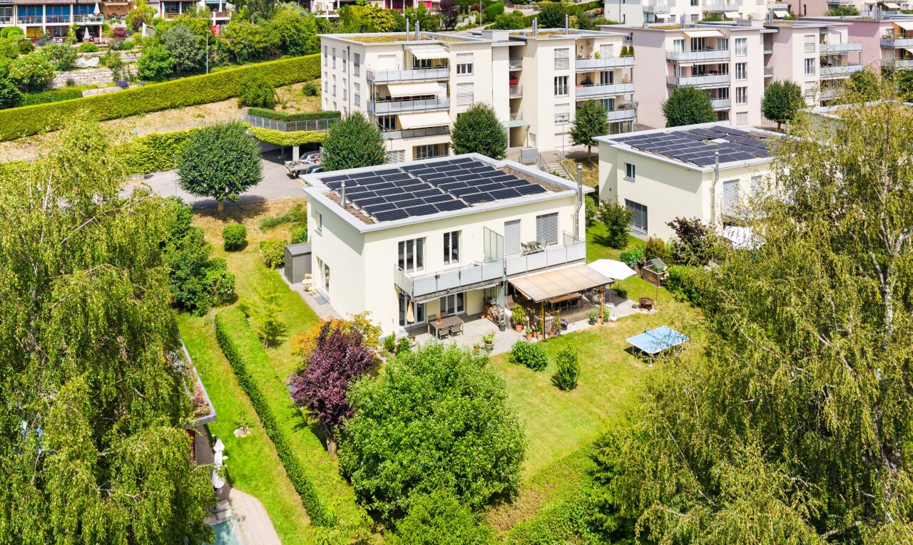 außenansicht mit solaranlage, stuckverkleidung, property visible, und balkon