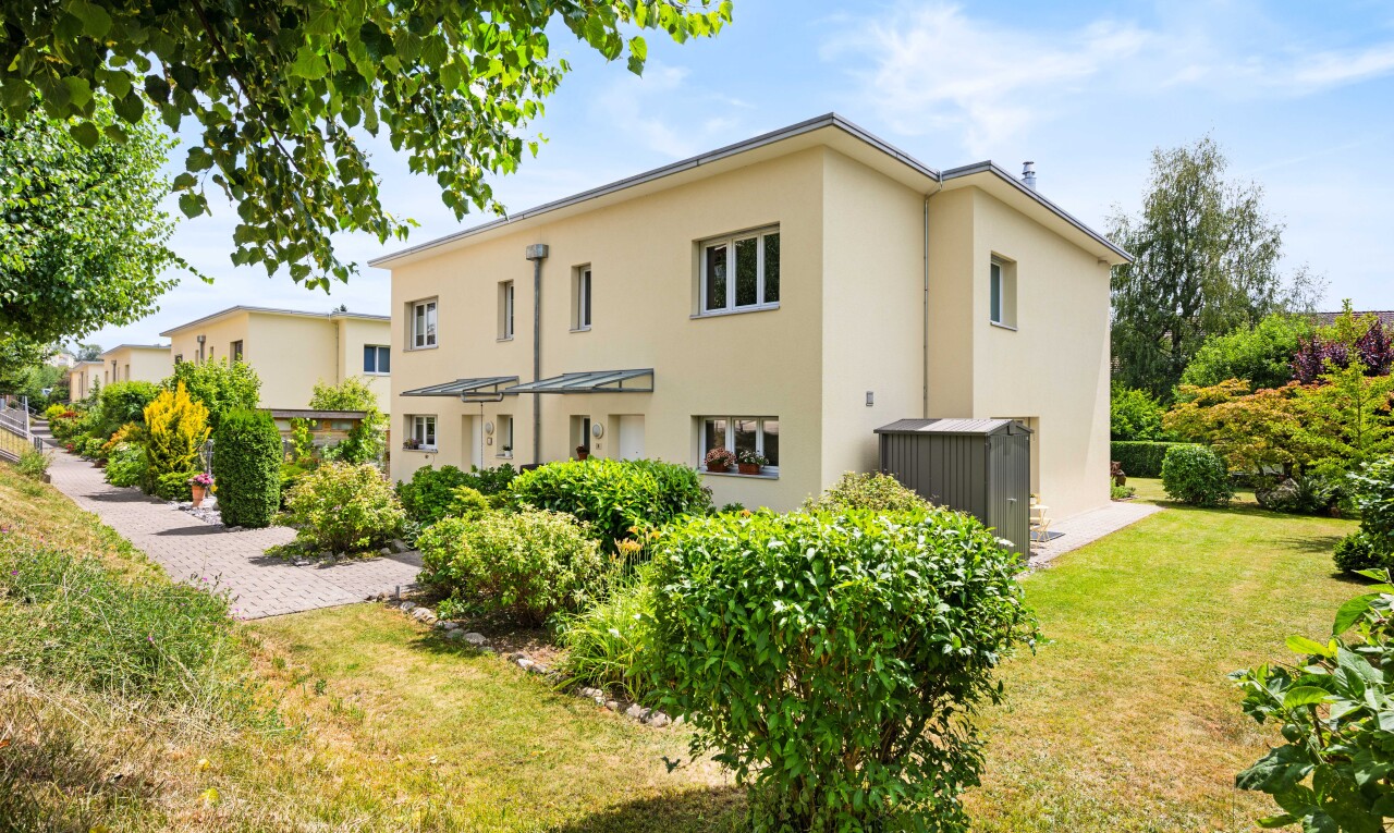 außenansicht mit rasen, day time, und stuckverkleidung