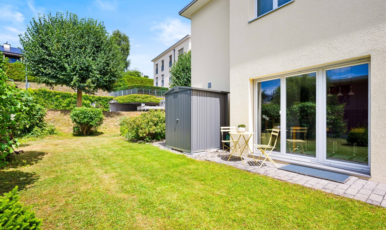 garten mit schuppen, rasen, from property, day time, und außenansicht