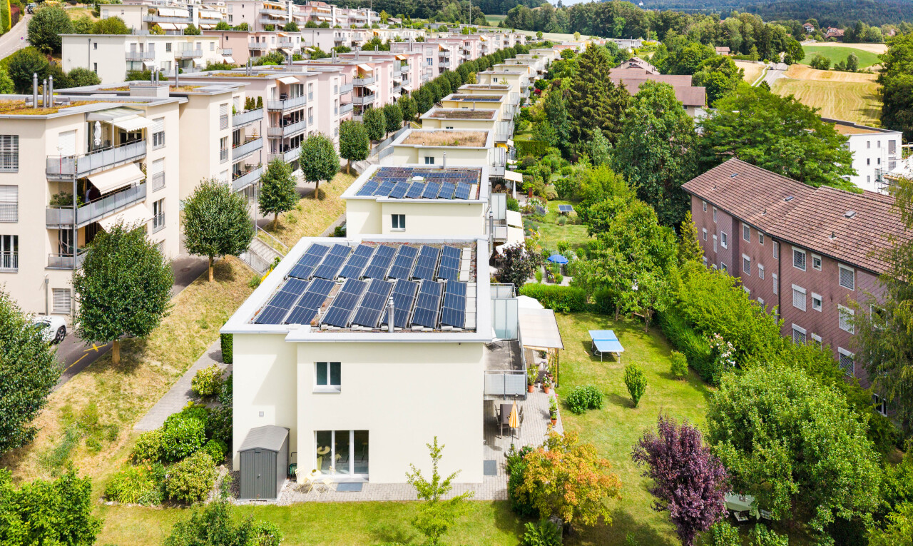 außenansicht mit solaranlage, stuckverkleidung, und day time