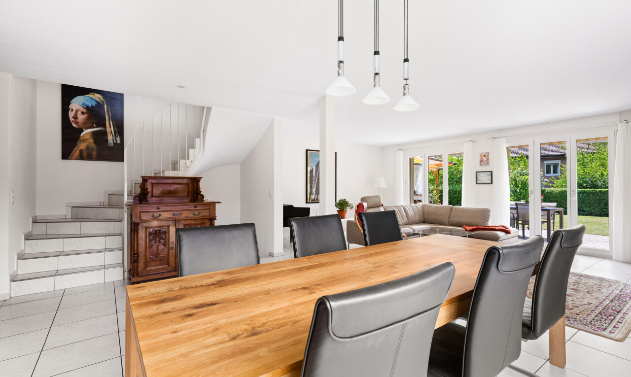 esszimmer mit fliesenboden, tile floor, treppen, light floor, und natürliches licht