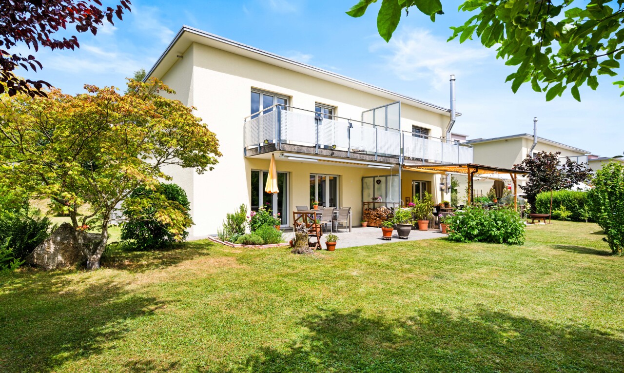 außenansicht mit rasen, stuckverkleidung, day time, property visible, und terrasse