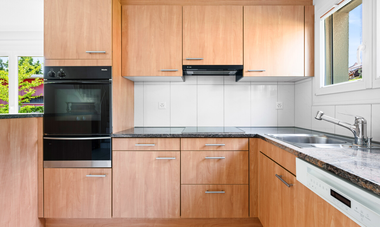 küche mit natürliches licht, natural light, dark countertops, light floor, und ofen