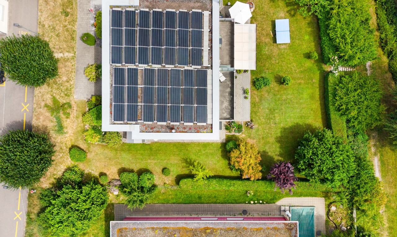 außenansicht mit aerial view und solaranlage