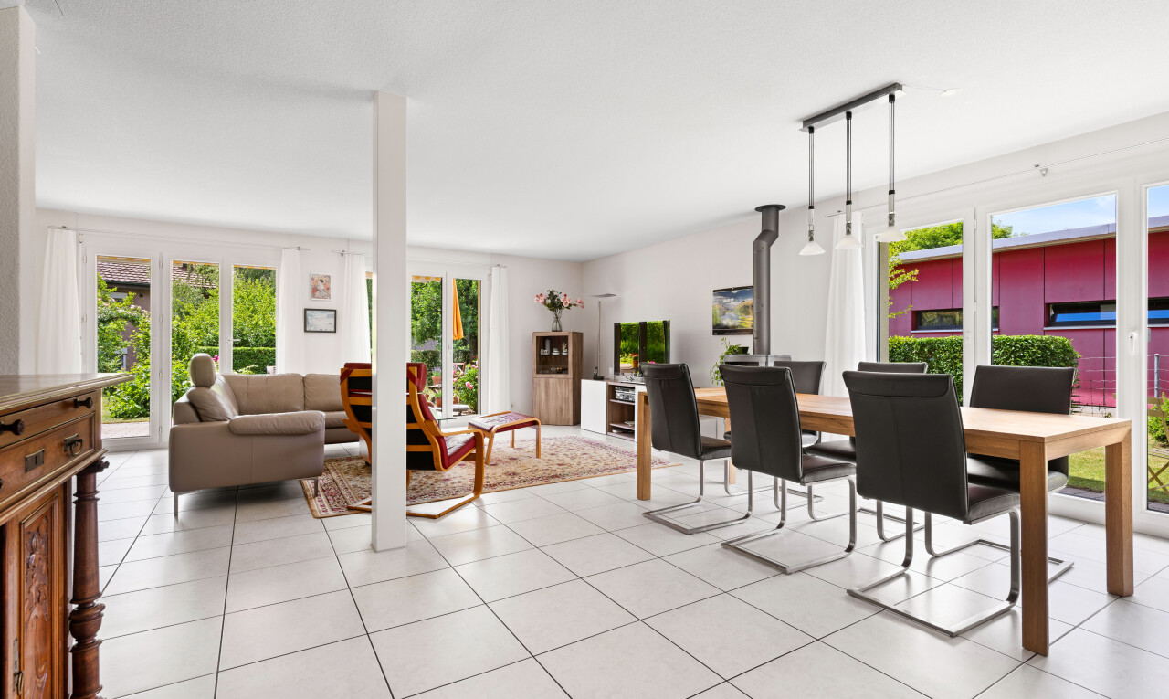 wohn- / esszimmer mit light floor, natürliches licht, natural light, inside property, und fernseher