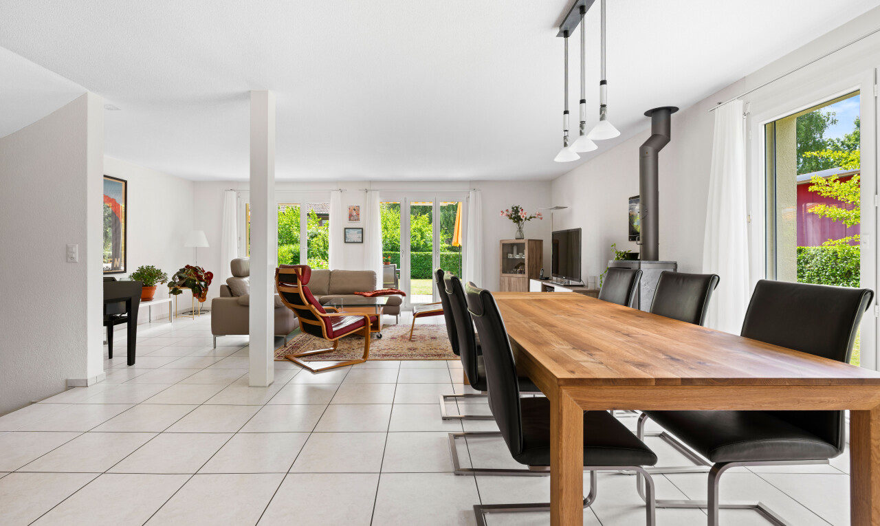esszimmer mit inside property, gipskartonwand, drywall, natürliches licht, und natural light