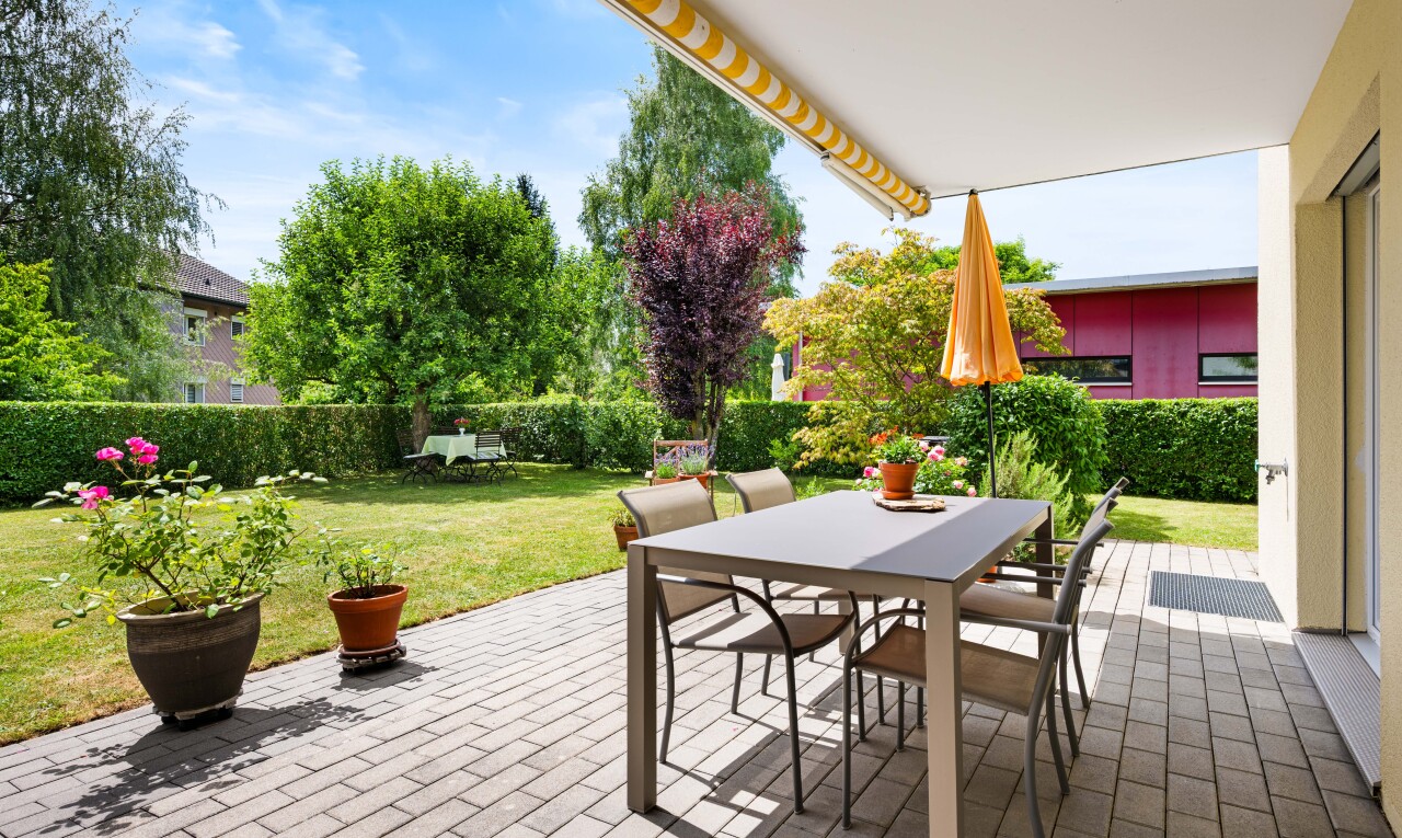 terrasse mit from property, rasen, essbereich im freien, day time, und terrasse
