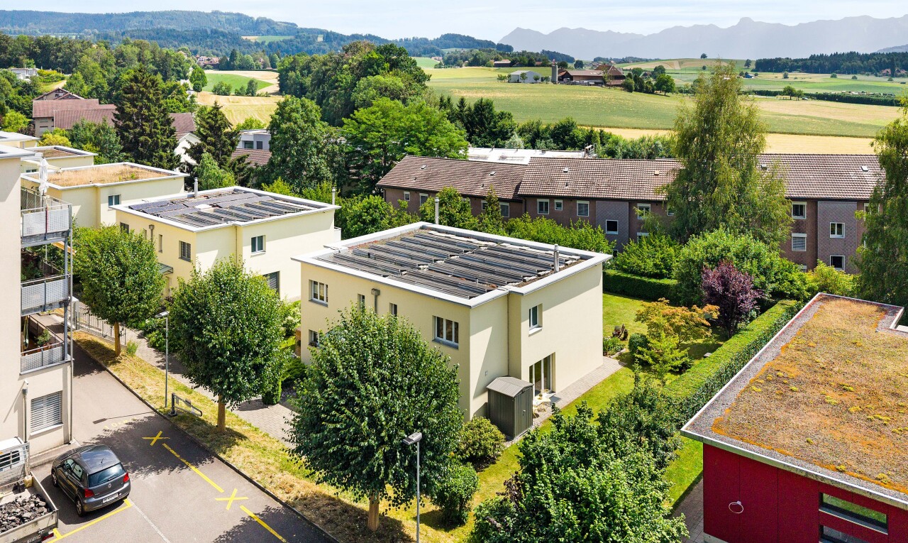 außenansicht mit parkplatz, day time, stuckverkleidung, mountain view, und blick auf die berge