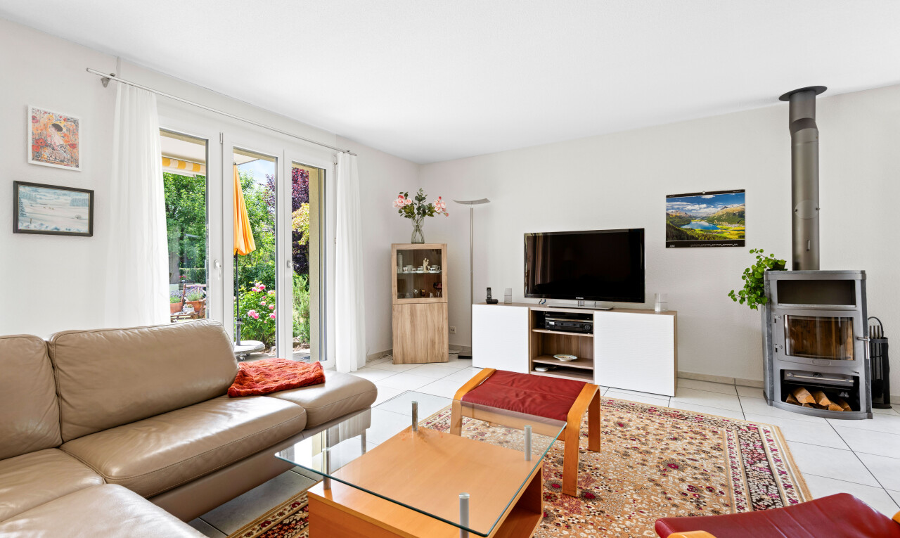 wohnzimmer mit holzofen, inside property, gipskartonwand, drywall, und fernseher