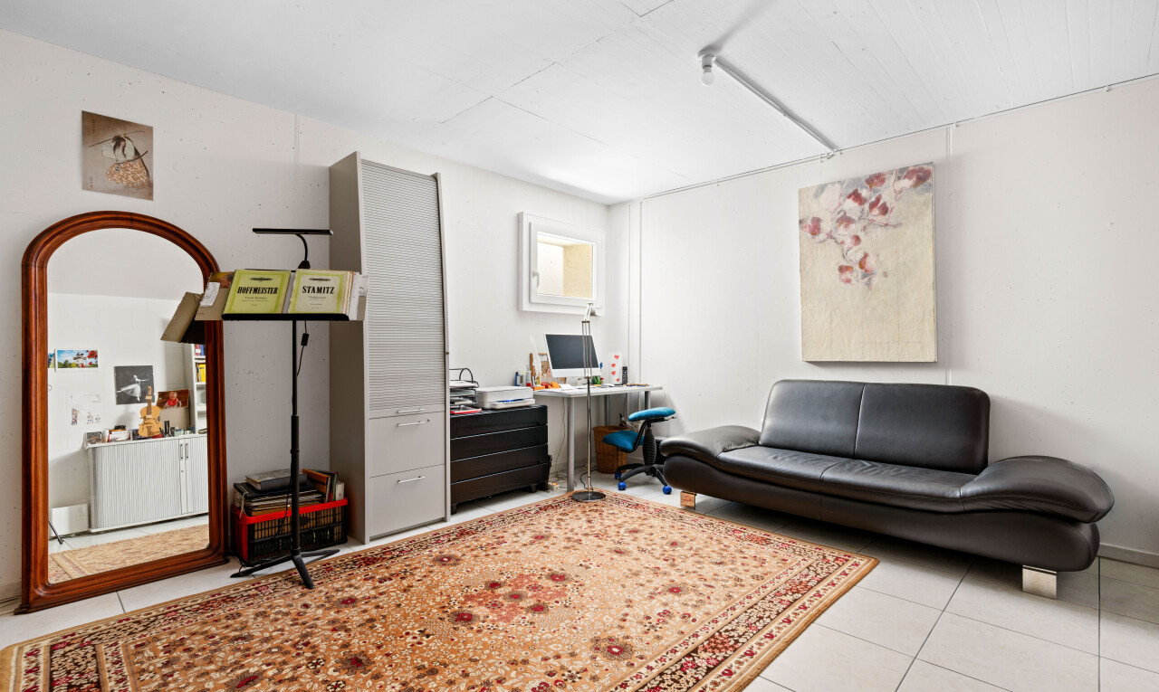 wohnzimmer mit gipskartonwand, drywall, fliesenboden, tile floor, und light floor