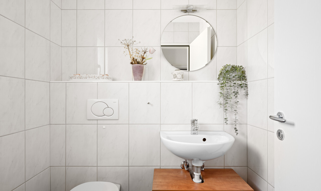 bad mit fliesenwand, tile wall, spiegel, inside property, und rendered