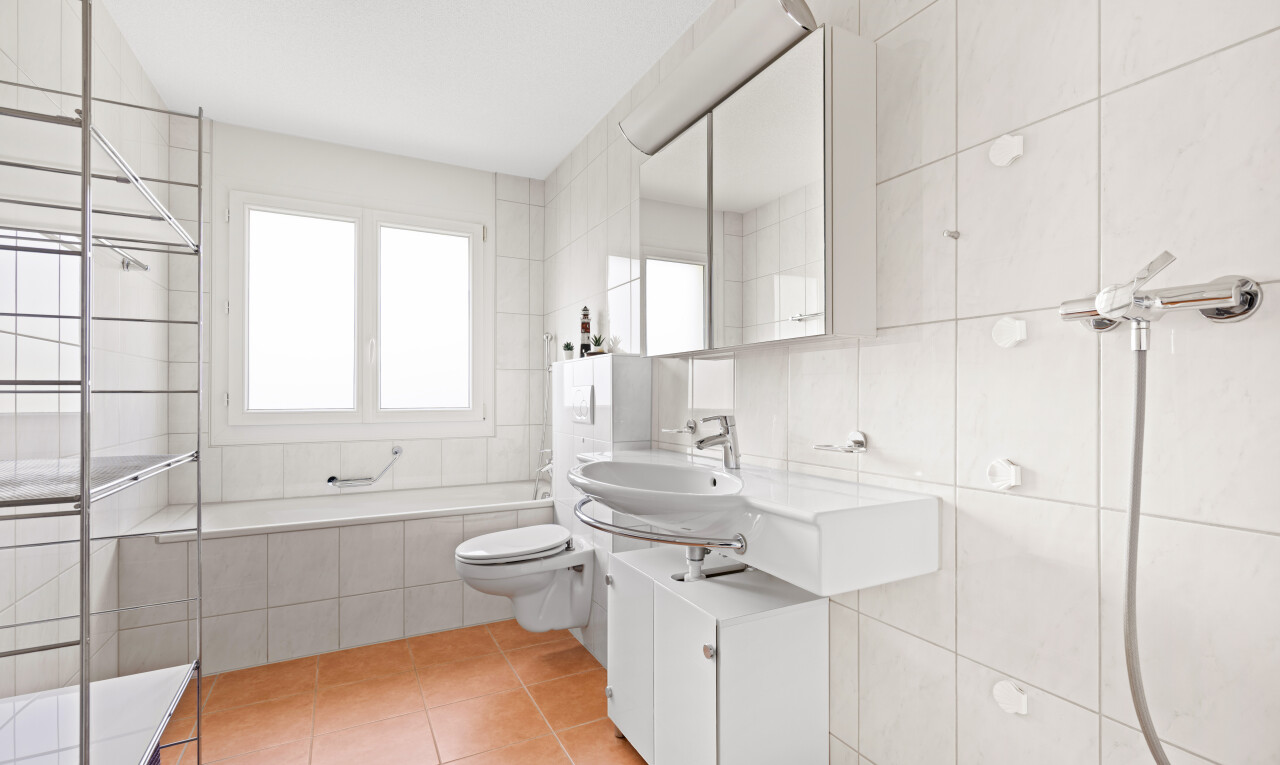 bad mit fliesenwand, tile wall, toilette, spiegel, und komplettes badezimmer