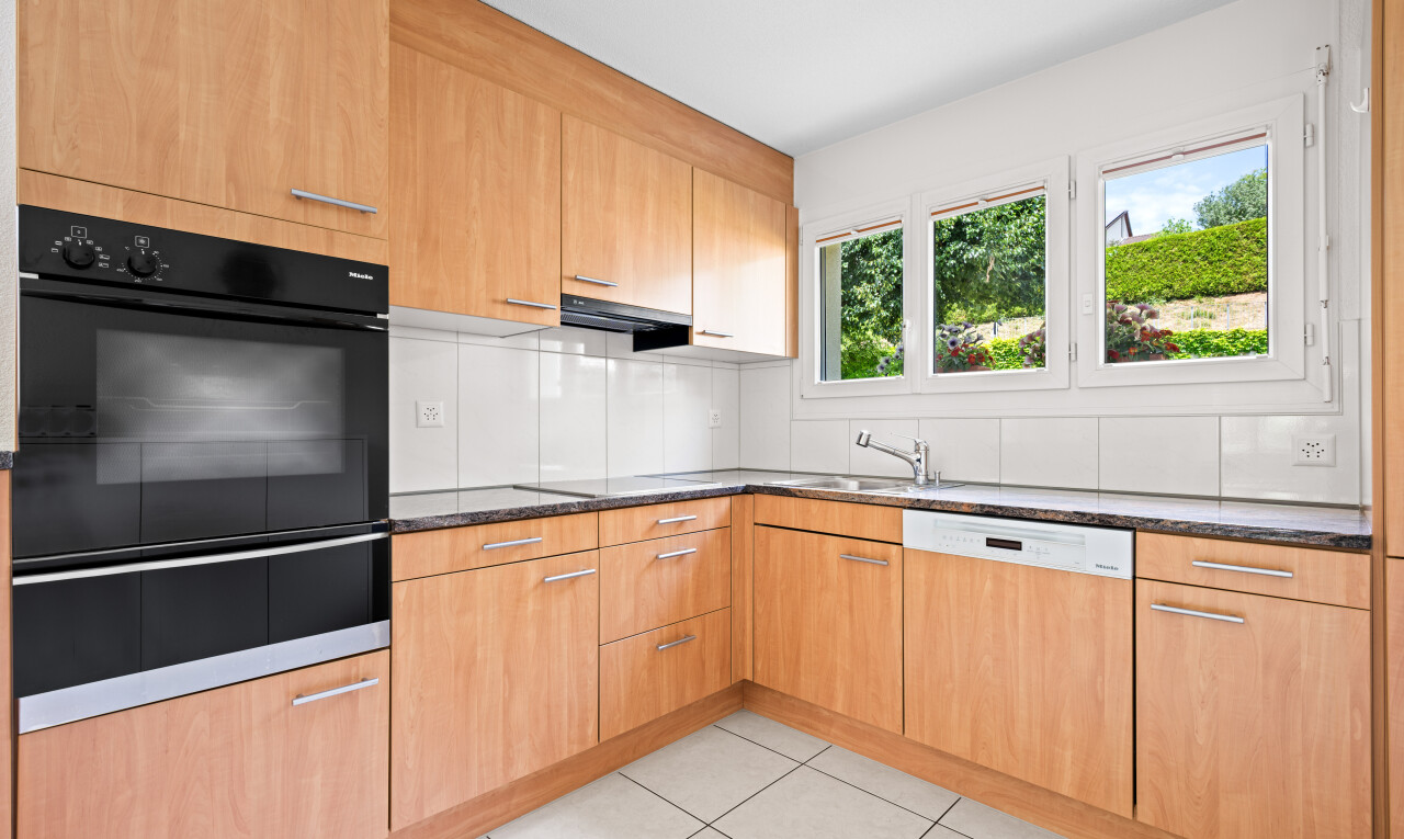 küche mit ofen, light floor, dark countertops, inside property, und geschirrspülmaschine