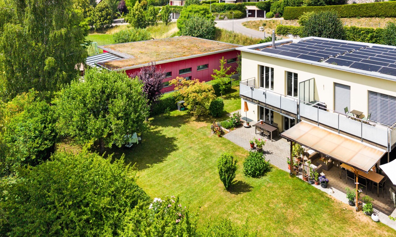 außenansicht mit rasen, solaranlage, property visible, terrasse, und balkon