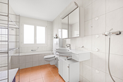 bad mit fliesenwand, tile wall, toilette, spiegel, und komplettes badezimmer
