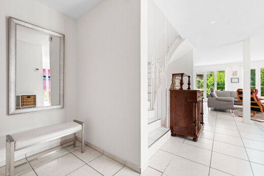 zimmer / schlafzimmer mit gipskartonwand, drywall, inside property, fliesenboden, und tile floor