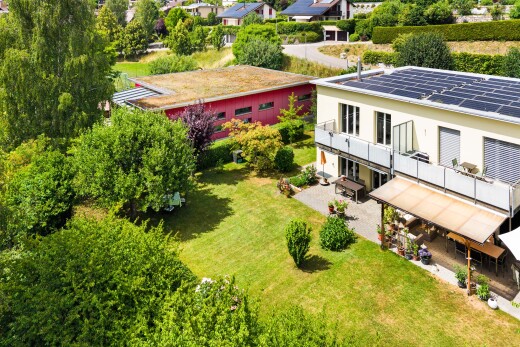 außenansicht mit rasen, solaranlage, property visible, terrasse, und balkon