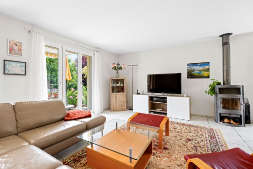 wohnzimmer mit holzofen, inside property, gipskartonwand, drywall, und fernseher