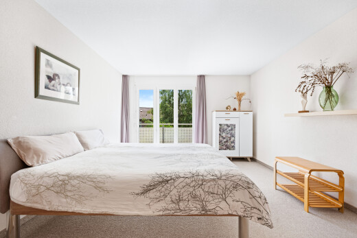 zimmer / schlafzimmer mit teppich, carpet, natürliches licht, natural light, und inside property
