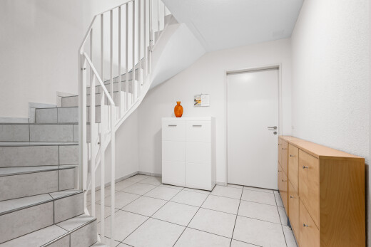 treppe mit inside property, treppen, fliesenboden, tile floor, und sockelleisten