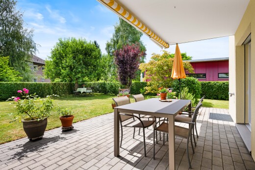 terrasse mit from property, rasen, essbereich im freien, day time, und terrasse