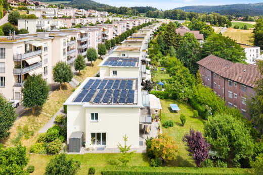 außenansicht mit solaranlage, stuckverkleidung, und day time