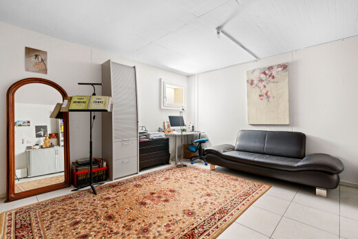 wohnzimmer mit gipskartonwand, drywall, fliesenboden, tile floor, und light floor