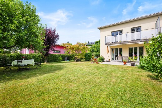 garten mit from property, rasen, balkon, terrasse, und day time