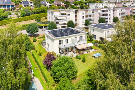 außenansicht mit solaranlage, stuckverkleidung, property visible, und balkon
