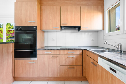 küche mit natürliches licht, natural light, dark countertops, light floor, und ofen