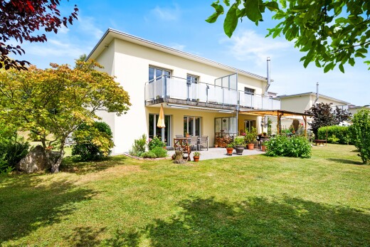 außenansicht mit rasen, stuckverkleidung, day time, property visible, und terrasse