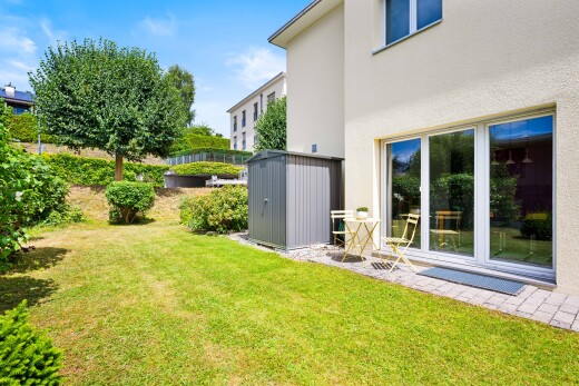 garten mit schuppen, rasen, from property, day time, und außenansicht