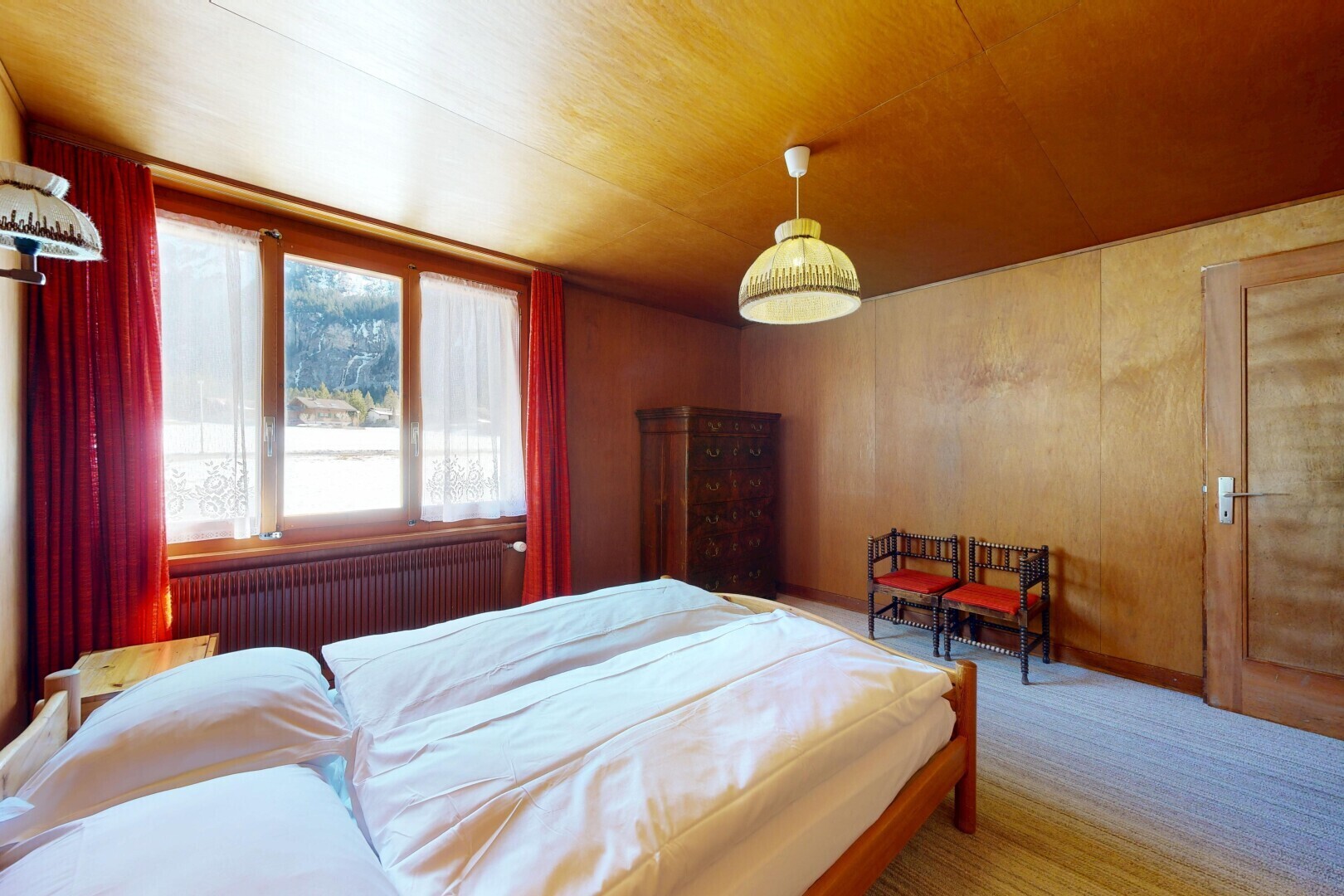 chambre avec radiateur, inside property, natural light, lumière naturelle, et carpet