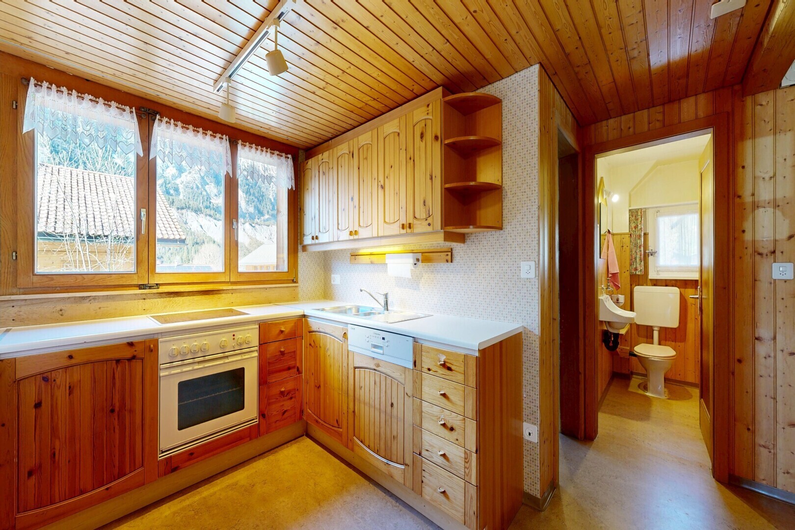 cuisine avec plans de travail, light countertops, four, light floor, et étagères ouvertes