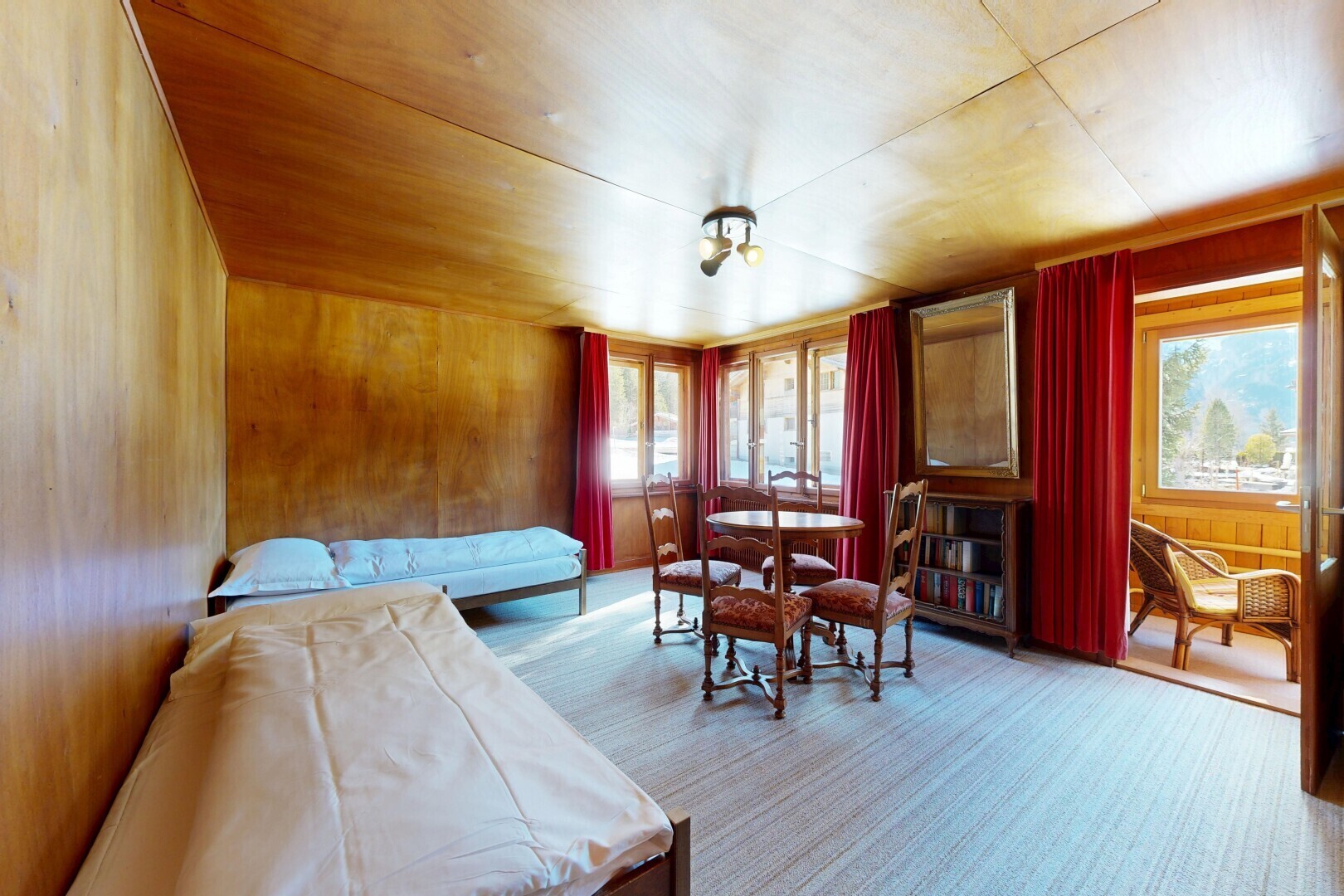 chambre avec inside property, mur en bois, wood wall, moquette, et carpet