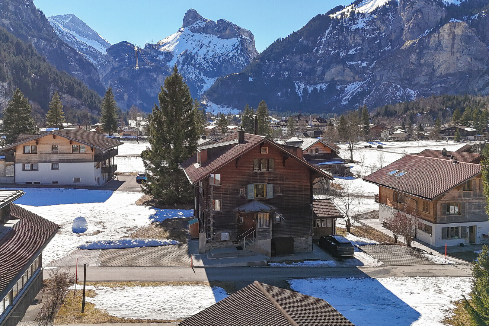 vue sur la montagne avec snow, drone view, day time, vue sur la montagne, et mountain view