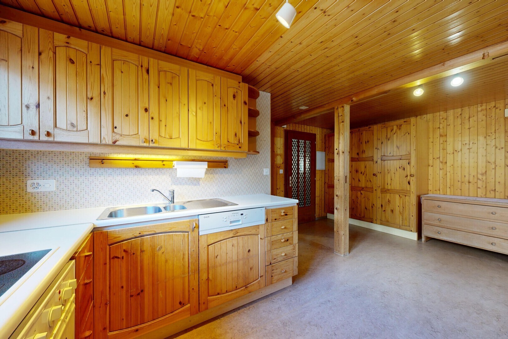 cuisine avec armoires en arc, arched cabinets, plans de travail, light countertops, et light floor