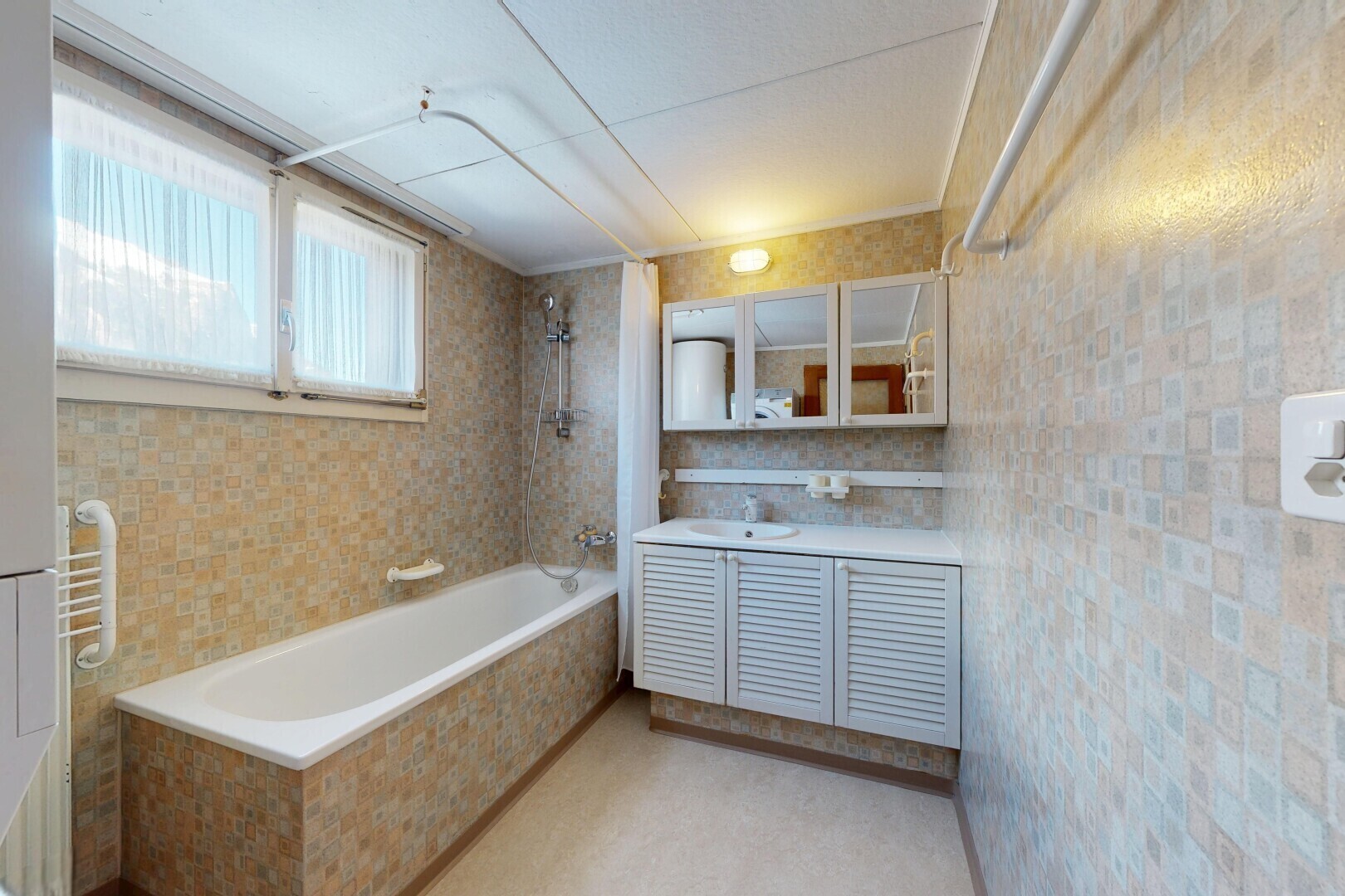 salle de bains avec miroir, lavabo (ou coiffeuse selon le contexte), mur en carrelage, tile wall, et douche-bain combinés