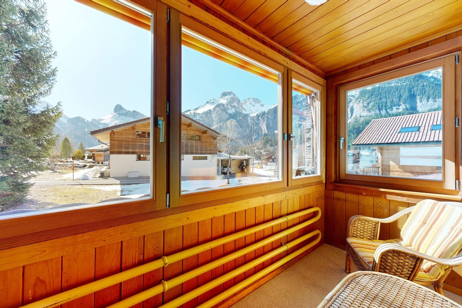 balcon avec vue sur la montagne, mountain view, véranda, inside property, et day time