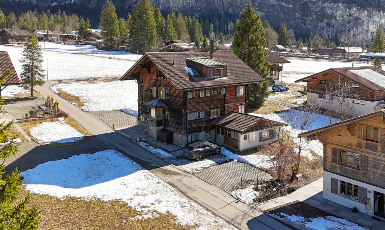 façade avec snow, toit mansardé, drone view, vue sur la montagne, et mountain view