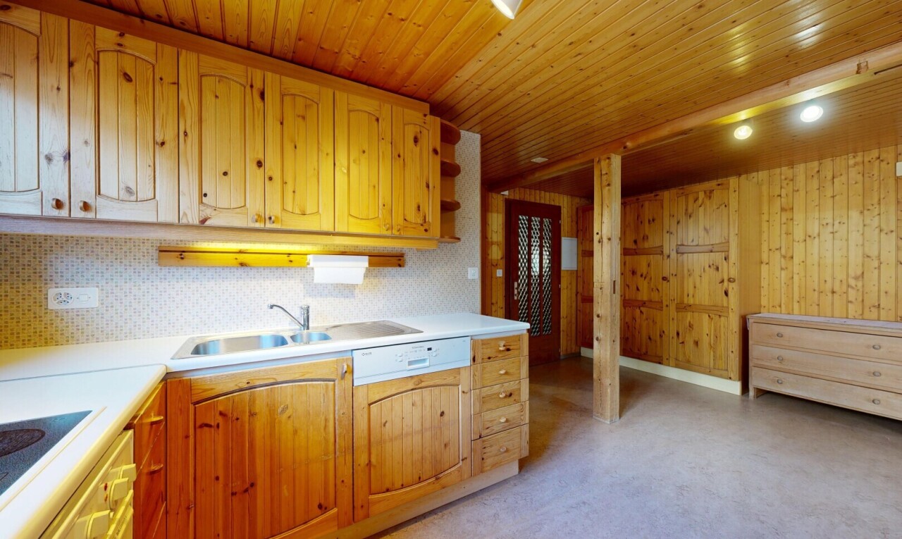 cuisine avec armoires en arc, arched cabinets, plans de travail, light countertops, et light floor