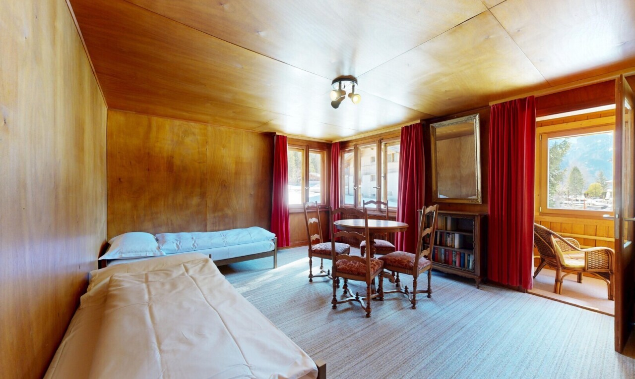 chambre avec inside property, mur en bois, wood wall, moquette, et carpet