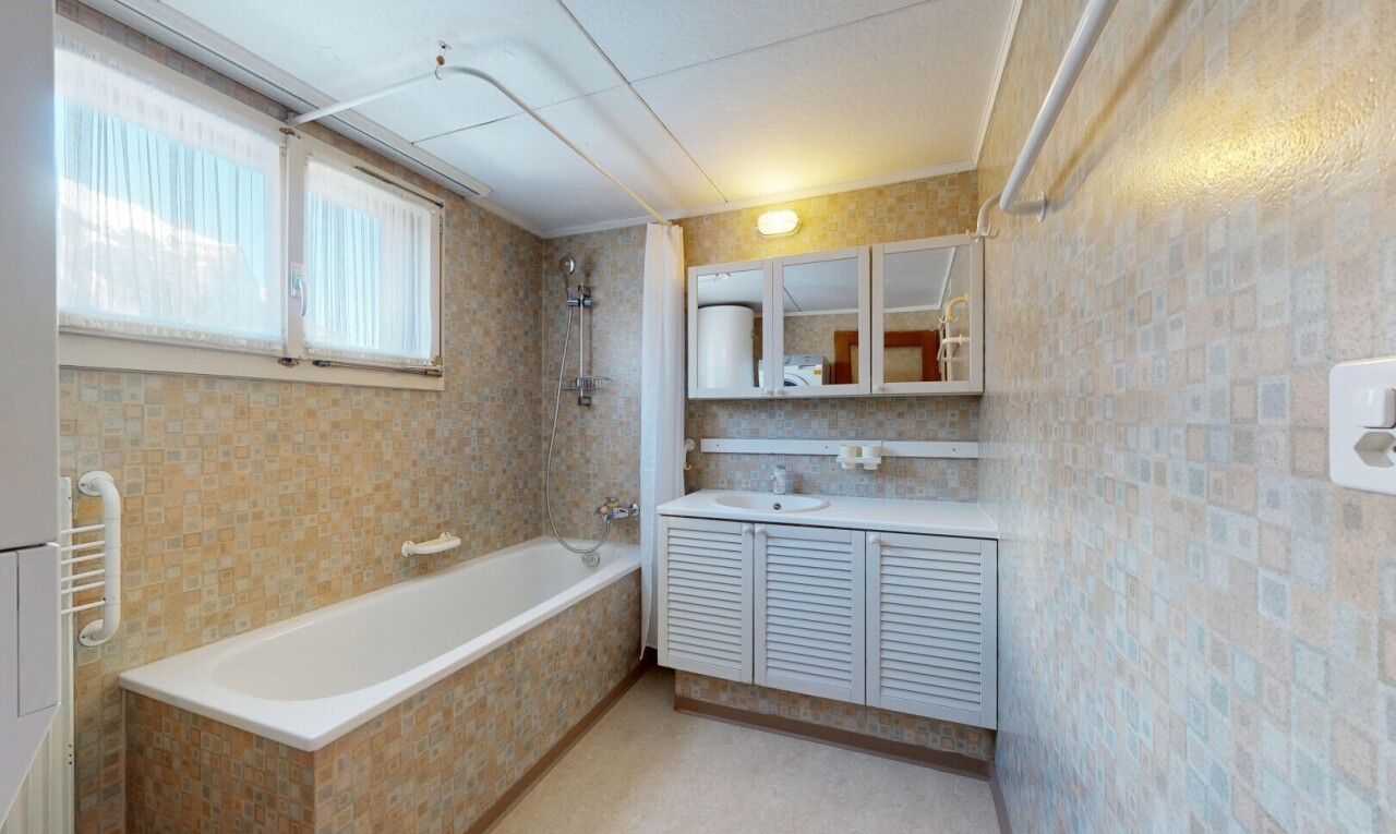 salle de bains avec miroir, lavabo (ou coiffeuse selon le contexte), mur en carrelage, tile wall, et douche-bain combinés