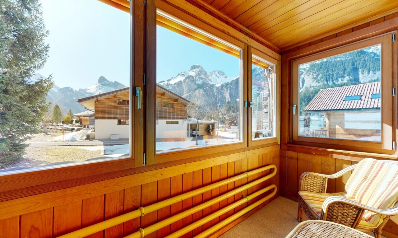 balcon avec vue sur la montagne, mountain view, véranda, inside property, et day time