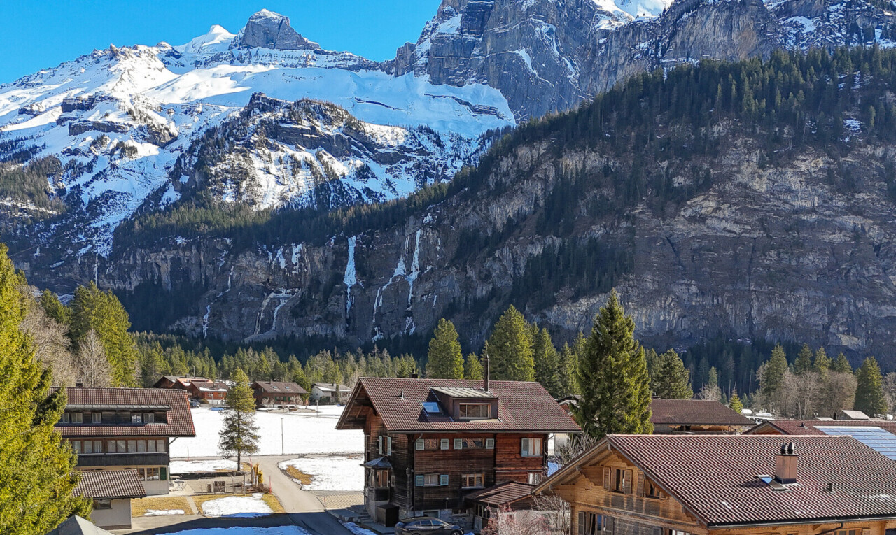 vue sur la montagne avec vue sur la montagne, mountain view, day time, et drone view