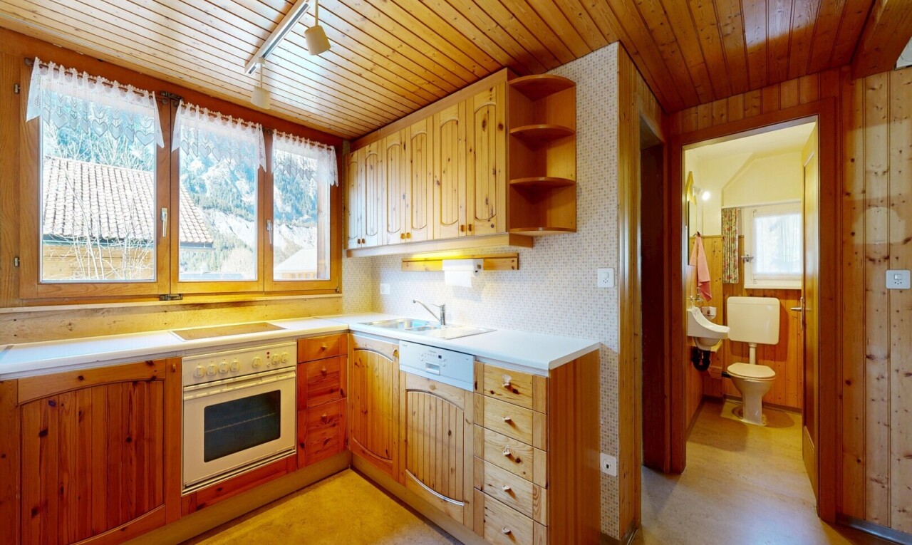 cuisine avec plans de travail, light countertops, four, light floor, et étagères ouvertes