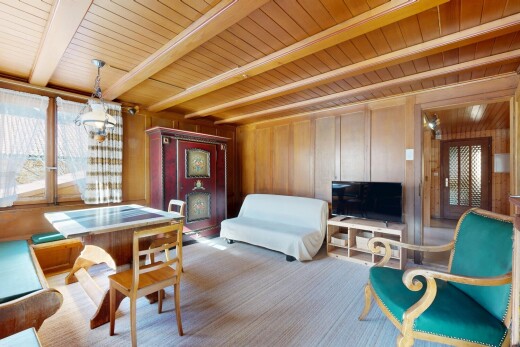 wohn- / esszimmer mit natürliches licht, natural light, fernseher, balkendecke, und beamed ceiling