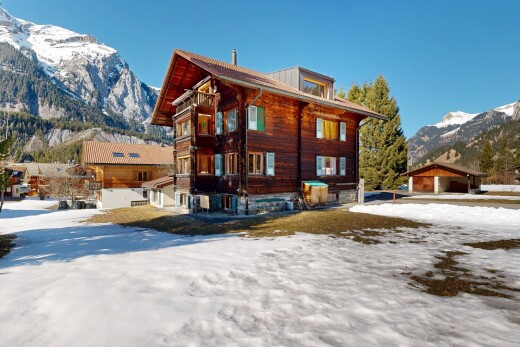 façade avec vue sur la montagne, mountain view, balcon, snow, et day time